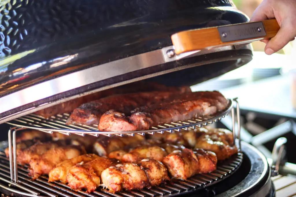 BBQ Bandits Kamado-Grill voll beladen mit Fleisch auf zwei Ebenen