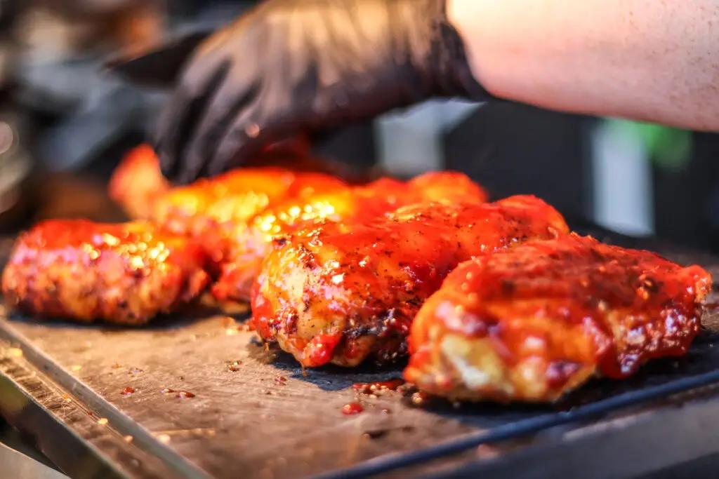 Glasierte Chicken Wings mit BBQ-Sauce auf dem Grill