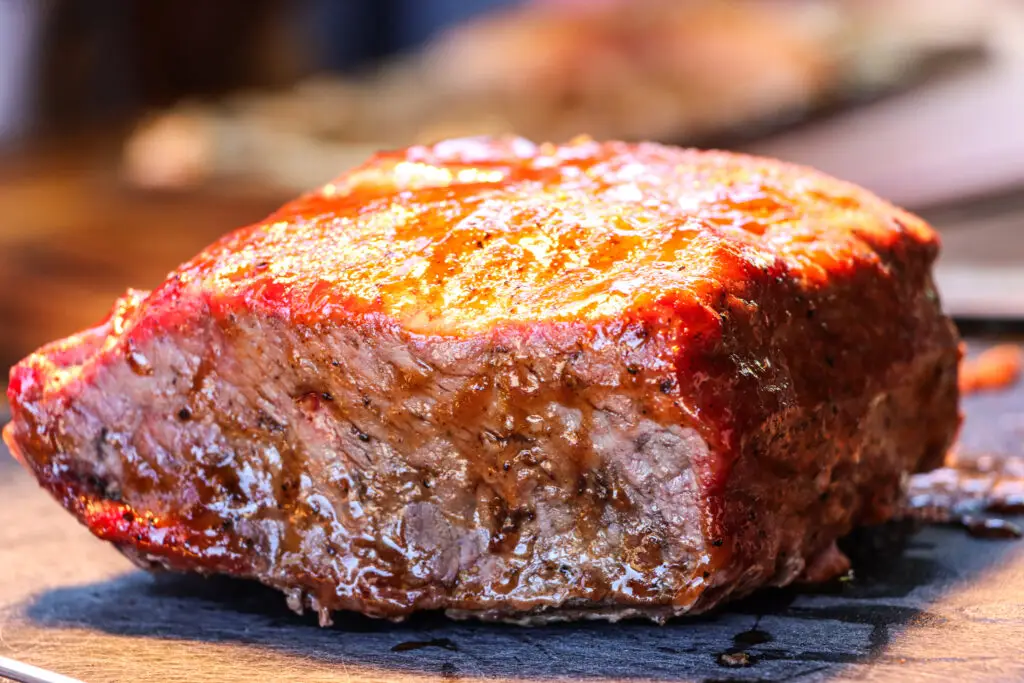 Perfekt gegartes Brisket mit goldener Kruste auf Schieferplatte