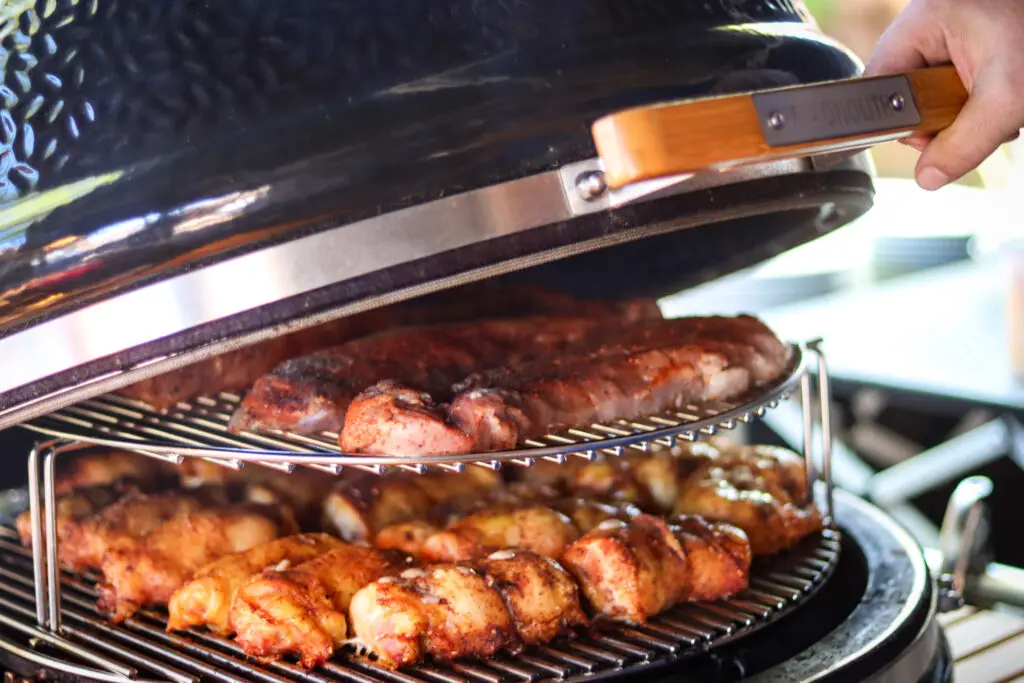 BBQ Bandits Kamado-Grill voll beladen mit Fleisch auf zwei Ebenen